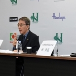 決算を発表するエイチ・ツー・オーリテイリングの荒木直也社長（中央）＝大阪市北区