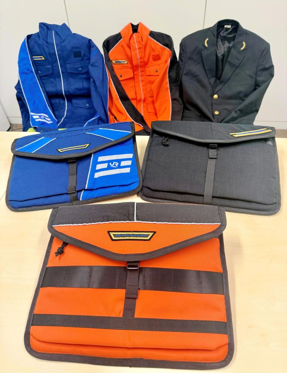 JR西日本の制服再利用 ノートPC用バッグを17日から数量限定販売 ロゴや