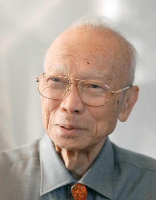 内橋克人さんが心を寄せた作家城山三郎さん。「組織と個人」をテーマに多くの作品を出した＝２００７年２月、神奈川県茅ヶ崎市