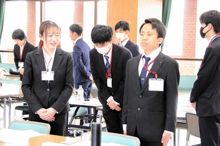 商工会議所の合同研修会でおじぎの練習をする新入社員＝４月、明石市大明石町１