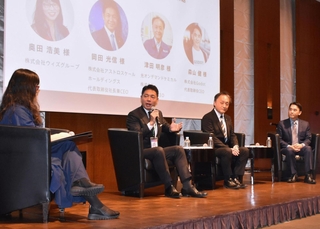 パネル討議で神戸の魅力を語るアストロスケールホールディングスの岡田光信社長兼ＣＥＯ（左から２人目）ら＝東京都港区