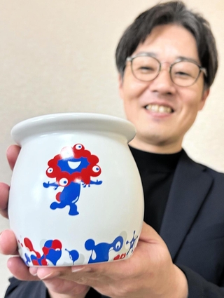 コラボ駅弁の陶器を持つ淡路屋の柳本雄基副社長＝神戸市東灘区魚崎南町３、同社