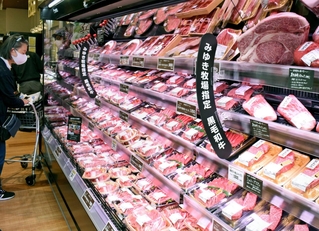 ブランド和牛などのこだわり商品を販売する「阪急オアシス宝塚南口店」＝４月、宝塚市梅野町