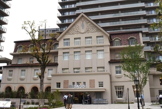 旧宝塚ホテルのデザインを継承した商業施設の１階に入る「阪急オアシス宝塚南口店」＝４月、宝塚市梅野町