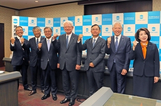 新体制をスタートさせた神戸商工会議所の川崎博也会頭（中央）と６人の副会頭＝神戸市中央区港島中町６（撮影・谷口夏乃）