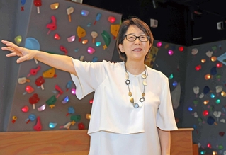 目に疾患のある人も壁登りのスポーツを楽しめるビジョンパーク。さまざまな機能を持つ神戸アイセンターについて説明する高橋政代さん＝神戸市中央区港島南町２（撮影・笠原次郎）