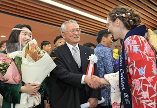 学位記授与式で外国人の卒業、修了生らを送りだす高坂誠学長＝神戸市西区学園西町８、兵庫県立大神戸商科キャンパス（撮影・小林良多）