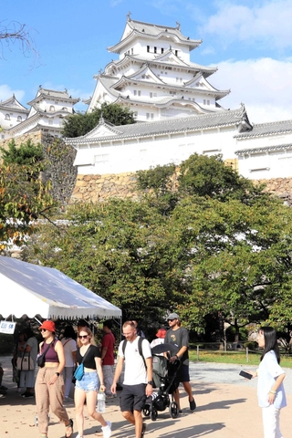 インバウンド（訪日客）らでにぎわう姫路城＝姫路市本町