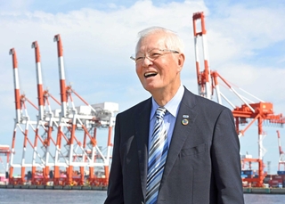 神戸港の未来を語る久保昌三さん＝神戸市中央区港島９（撮影・大田将之）