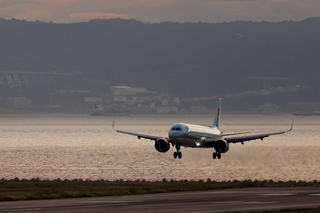淡路島を背に神戸空港に着陸する大韓航空機＝神戸市中央区（撮影・笠原次郎）