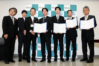 兵庫県幹部やあいおいニッセイ同和損害保険神戸支店長らが出席した「地域見守りネットワーク応援協定」の締結式＝県庁