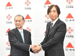 合弁会社の設立を発表した神明の藤尾益雄社長（右）と木徳神糧の鎌田慶彦社長＝東京都内