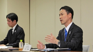 2025年９月中間決算について説明するみなと銀行の持丸秀樹社長（右）＝神戸市中央区三宮町２