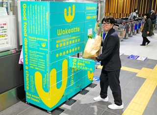 消費期限当日の食品を冷蔵ロッカーで無人販売するサービスを始めたシッポの横山哲也社長＝神戸市西区糀台５、西神中央駅