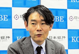 兵庫県内の金融経済概況について説明する日銀神戸支店の別所昌樹支店長＝神戸市中央区京町