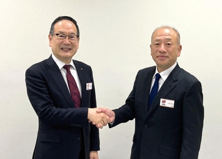 経営統合するＴＯＹＯイノベックスの田畑禎章社長（右）と日精樹脂工業の依田穂積社長（ＴＯＹＯイノベックス提供）