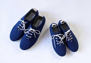 大阪ヘルスケアパビリオンのユニホームシューズに採用された「オッフェン」ブランドの靴（２０２５年日本国際博覧会大阪パビリオン提供）