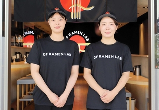 ケンミン食品が出店した「ＧＦ　ＲＡＭＥＮ　ＬＡＢ」のユニホーム＝１０月、大阪市此花区の夢洲