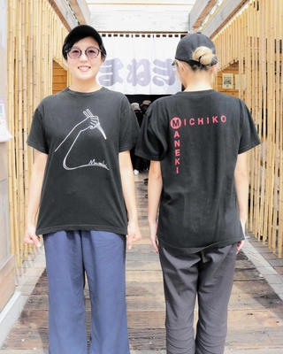 コシノミチコさんがデザインしたまねき食品のユニホーム＝１０月、大阪市此花区の夢洲