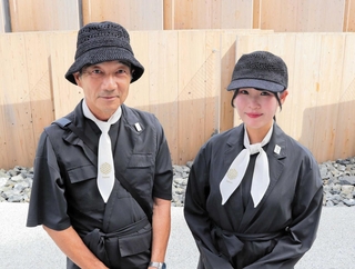 マキシンが製作した日本館スタッフ向けのキャップとハット。ユニホームは男女同型＝１０月、大阪市此花区の夢洲