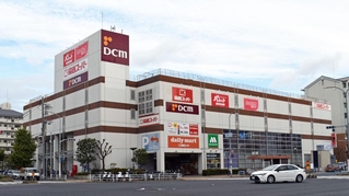 20日に改装オープンする「関西スーパーデイリーマート大開店」が入るビル＝神戸市兵庫区水木通７