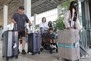 台湾から神戸空港に到着した旅行客ら＝５月、神戸市中央区