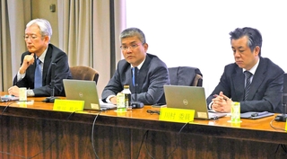 講演する日本立地センターの増川邦弘産業立地部長（左から２人目）＝県庁