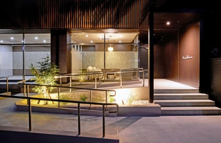 関西電力送配電が開設したワインセラーの外観＝宝塚市鶴の荘（同社提供）