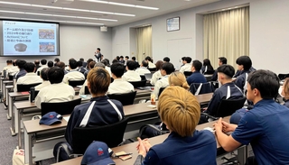 アース製薬が開いた生産現場のカイゼン活動の発表会＝赤穂市坂越、同社坂越工場