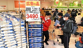 多くの客でにぎわう関西スーパーデイリーマート大開店。数量限定で新米を安価で販売する＝神戸市兵庫区水木通７
