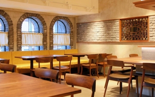 カウンターが新たに設置された「健民ダイニング」＝神戸市中央区海岸通５（ケンミン食品提供）