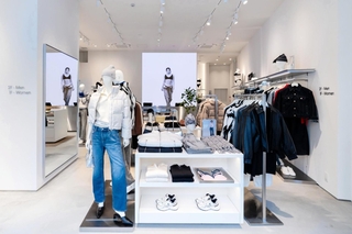 ２５日にオープンしたカルバン・クライン神戸店の店内＝神戸市中央区三宮町３
