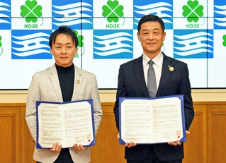 池田頼昭・兵庫県防災監（右）と協定書を交わした神戸物産の沼田博和社長＝神戸市中央区中山手通５、県災害対策センター