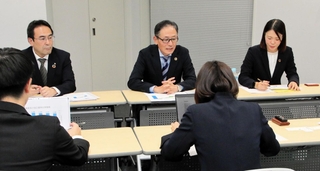 2025年９月中間決算を発表するアマテイの佐藤亮社長（中央）＝11日、大阪取引所