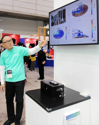 鉄道技術展で初公開された三菱電機の新しい鉄道向け装置＝千葉市、幕張メッセ