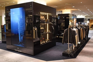 黒を基調とした内装の「ウノ　ピゥ　ウノ　ウグァーレ　トレ神戸大丸店」＝神戸市中央区明石町