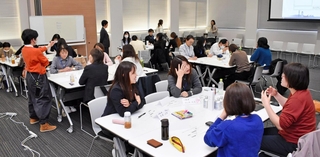グループに分かれて10年後のありたい姿や今からできる行動などを議論する女性技術者ら＝神戸市中央区脇浜海岸通２、神戸製鋼所本社