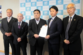 斎藤元彦知事（右から２人目）に要望書を手渡す県漁連などの関係者ら＝県庁