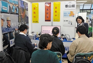 就活イベントに出展した企業のブース＝神戸市中央区浜辺通５、神戸サンボーホール（兵庫県建設業協会提供）