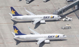 神戸空港に並ぶスカイマークの旅客機＝２０２０年８月、神戸空港