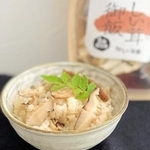 「しい茸（たけ）ご飯の素（もと）」を使った炊き込みご飯（兵庫県物産協会提供）
