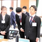 商工会議所の合同研修会でおじぎの練習をする新入社員＝４月、明石市大明石町１