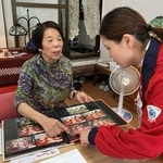 兵庫ヤクルト販売の「コミュニティナース」事業で、高齢者宅を訪れコミュニケーションをとる看護師（右）＝明石市内（同社提供）