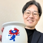 コラボ駅弁の陶器を持つ淡路屋の柳本雄基副社長＝神戸市東灘区魚崎南町３、同社