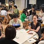 ３５歳以下の会社員や自営業の若者らが集まり、悩みを共有しながら意見交換をした＝神戸市中央区加納町４、アンカー神戸