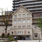 旧宝塚ホテルのデザインを継承した商業施設の１階に入る「阪急オアシス宝塚南口店」＝４月、宝塚市梅野町