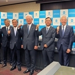 新体制をスタートさせた神戸商工会議所の川崎博也会頭（中央）と６人の副会頭＝神戸市中央区港島中町６（撮影・谷口夏乃）