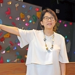 目に疾患のある人も壁登りのスポーツを楽しめるビジョンパーク。さまざまな機能を持つ神戸アイセンターについて説明する高橋政代さん＝神戸市中央区港島南町２（撮影・笠原次郎）