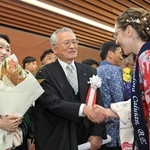 学位記授与式で外国人の卒業、修了生らを送りだす高坂誠学長＝神戸市西区学園西町８、兵庫県立大神戸商科キャンパス（撮影・小林良多）