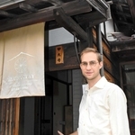 生野鉱山の旧職員宿舎を転用した宿泊施設を運営するレハン・ネルさん＝朝来市生野町口銀谷